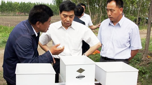 長春市農(nóng)委副主任孫長占、榆樹市市長王是非一行在我公司總經(jīng)理陪同下觀看2ZB-14型播種機現(xiàn)場演示